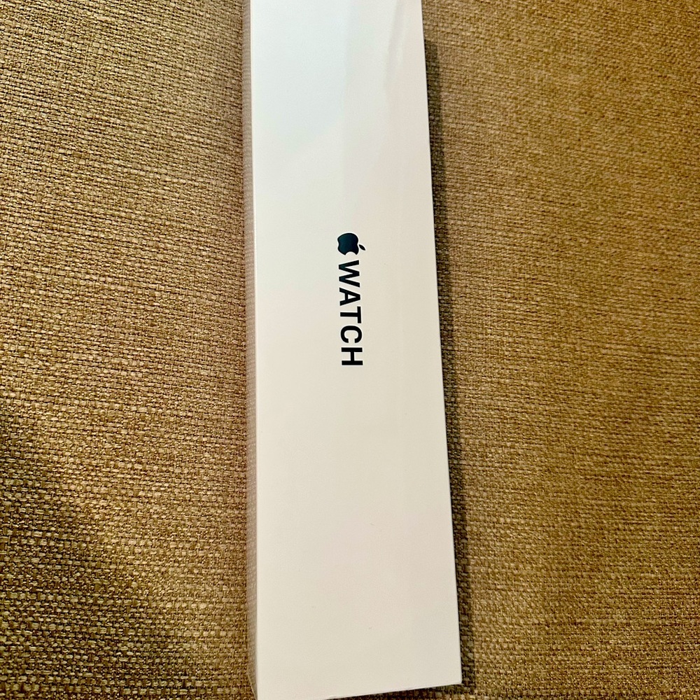 - Apple Watch SE 44 MM